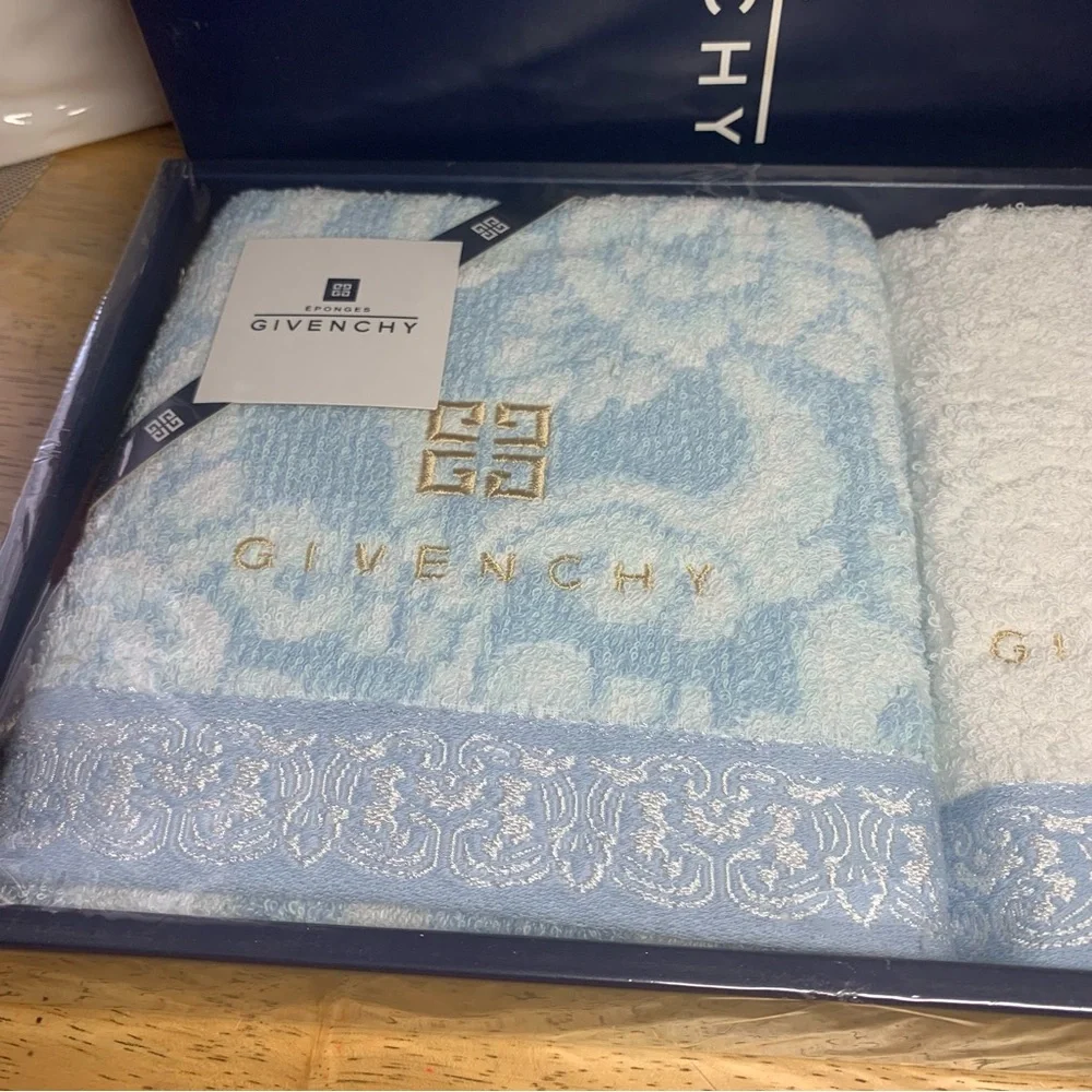 Givenchy Elegant Sky and Snow Towel Duo